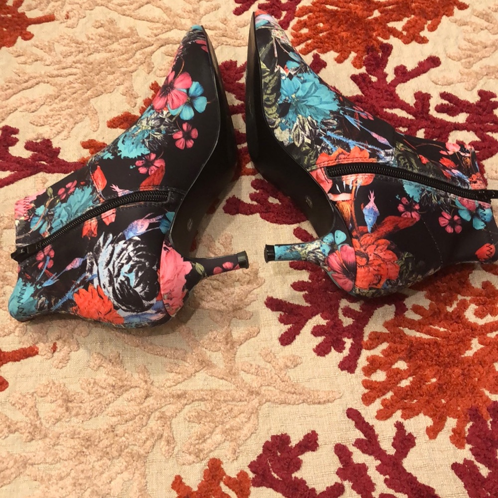 Floral booties size 7.5 - Picture 3 of 5